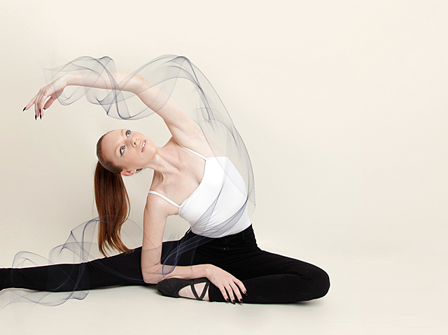 james-jeans-twiggy-dancer-jeans-BlackSwan_Stretching