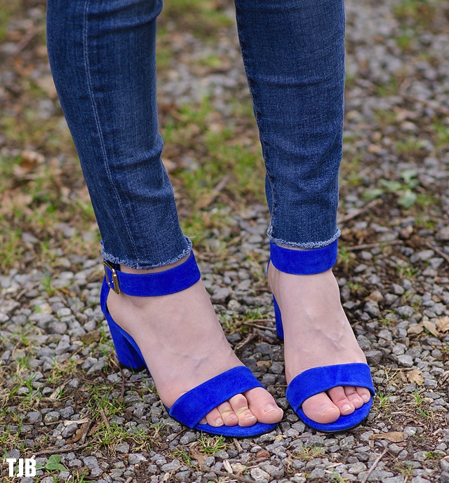 7-for-all-mankind-raw-hem-jeans-modelled