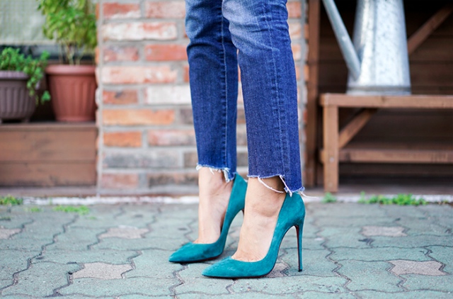 frayed raw hem jeans