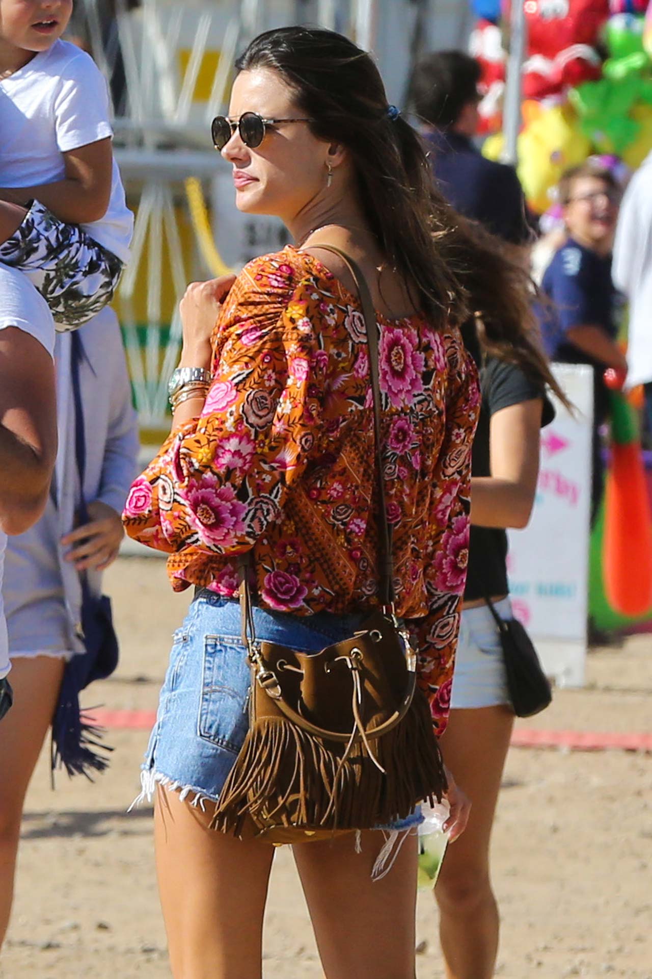 alessandra-ambrosio-levis-denim-shorts