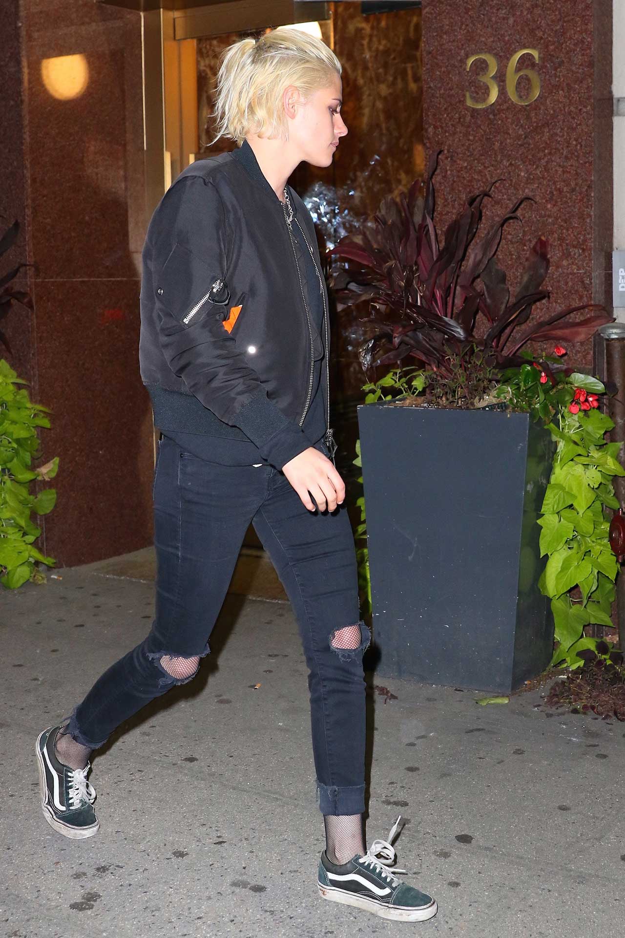 kristen-stewart-wears-mother-looker-ankle-fray-jeans-2