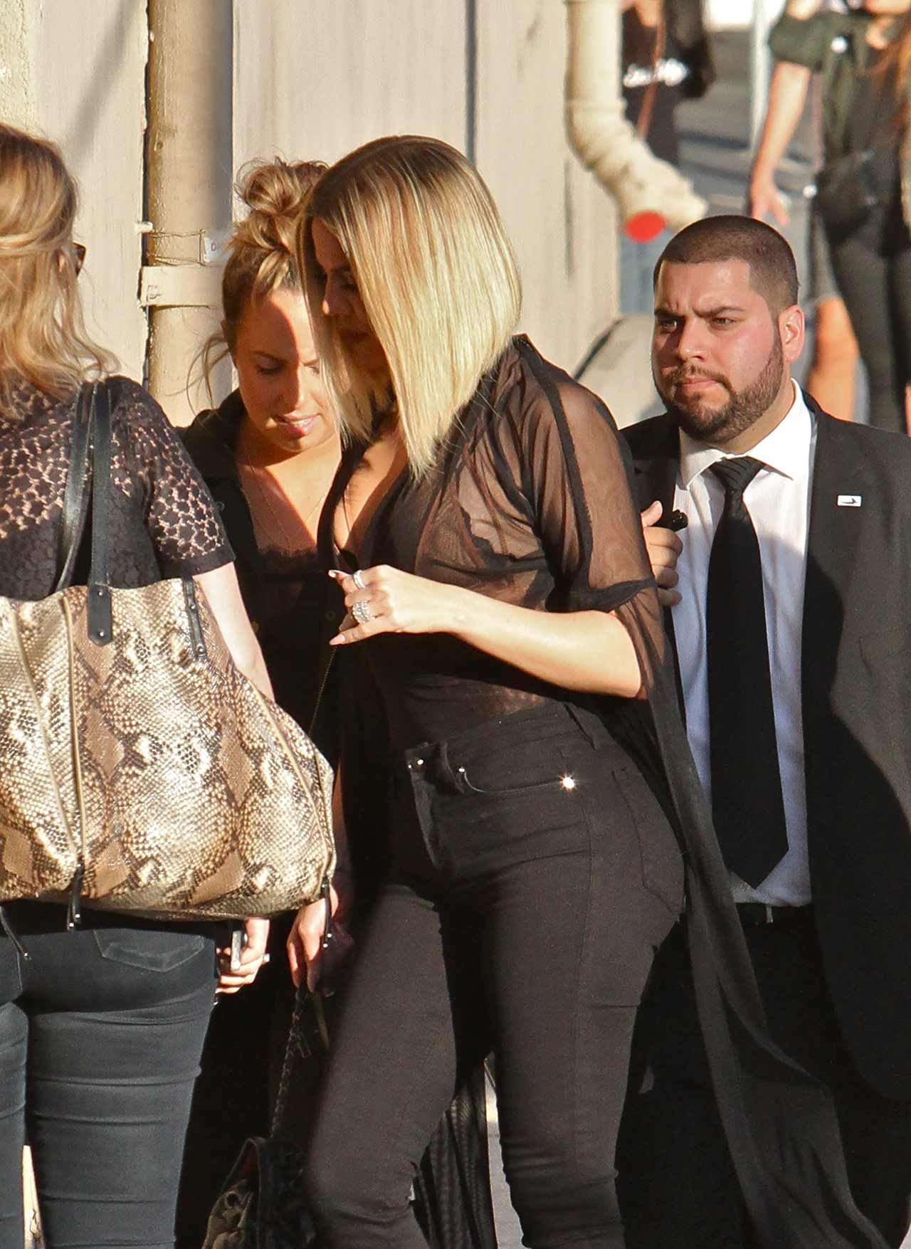 khloe-kardashian-good-american-jeans-2