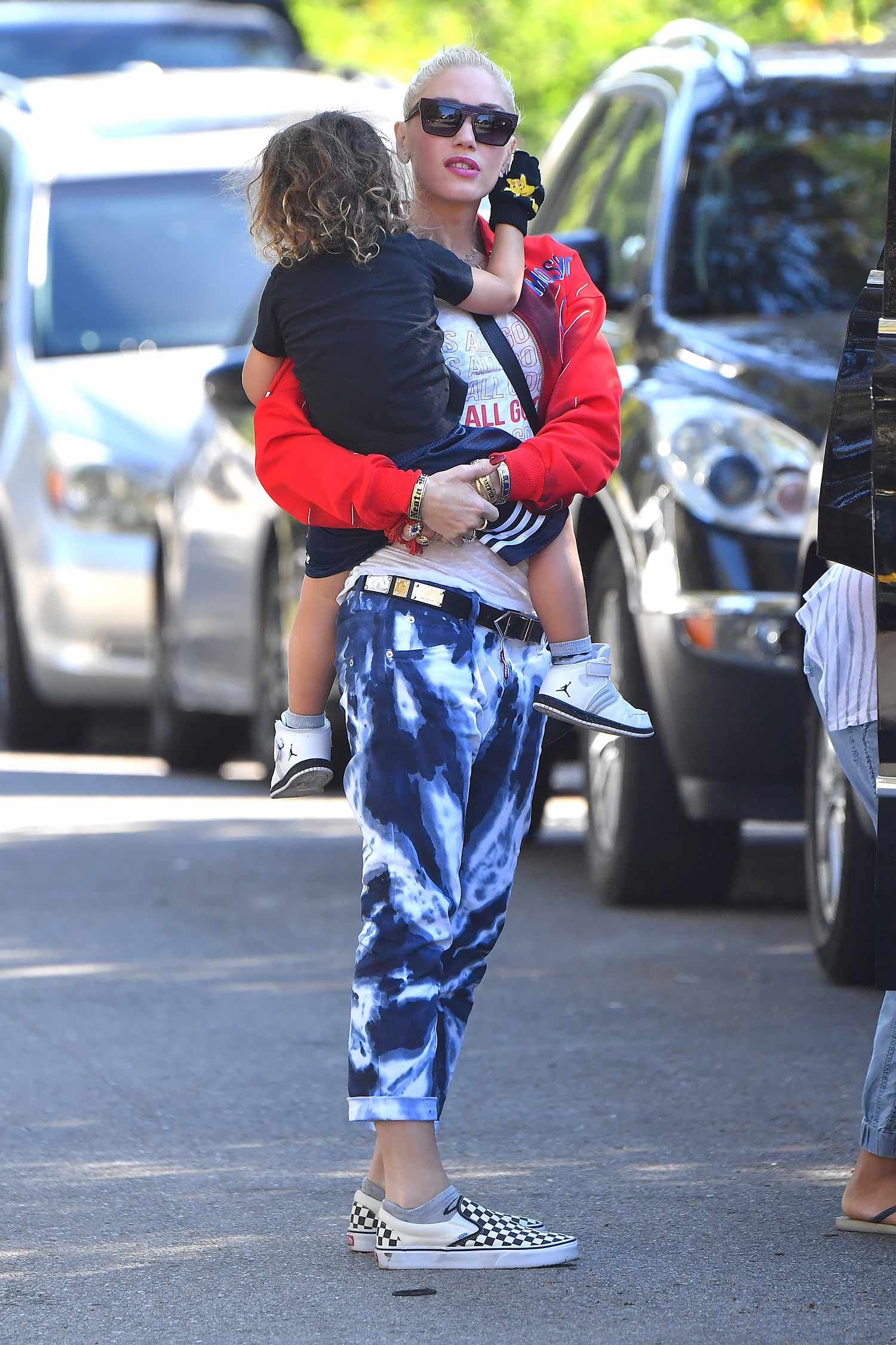 gwen-stefani-dsquared2-tie-dye-boyfriend-jeans